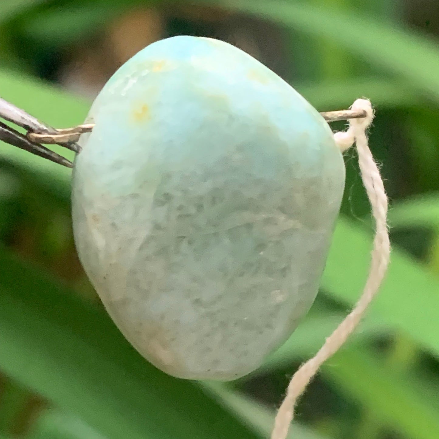 Larimar, pendentif en pierre naturelle à percement latéral. De 24 mm de hauteur x 18 de largeur x 13 d'épaisseur. Option chainette  !