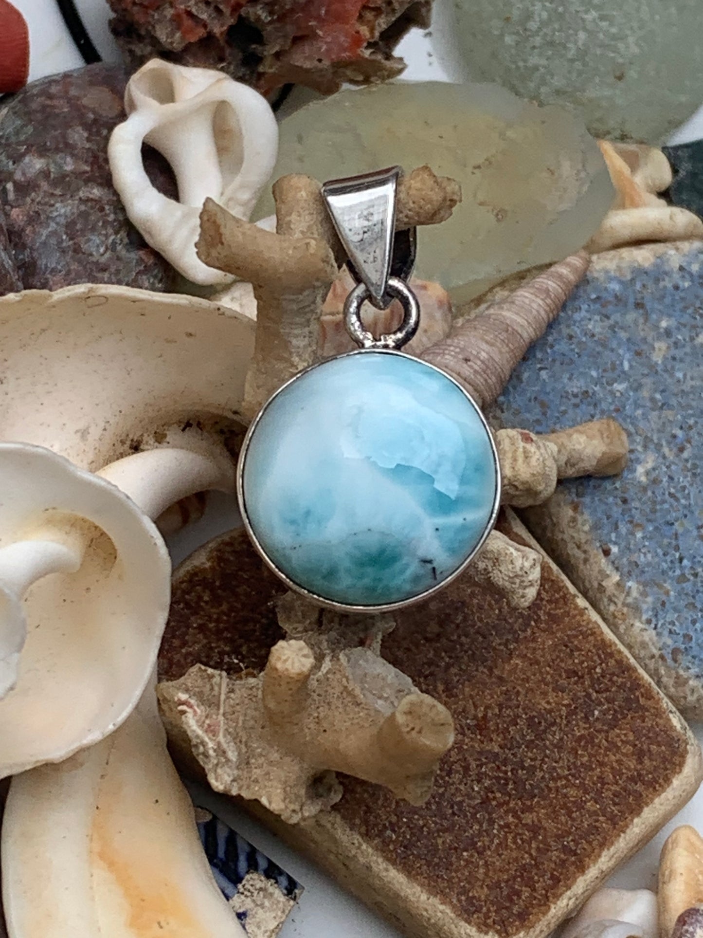 Larimar, pendentif en Argent de 31mm de hauteur x 17 de largeur x 6 d'épaisseur. Vendu avec cordon réglable de couleur noire offert !