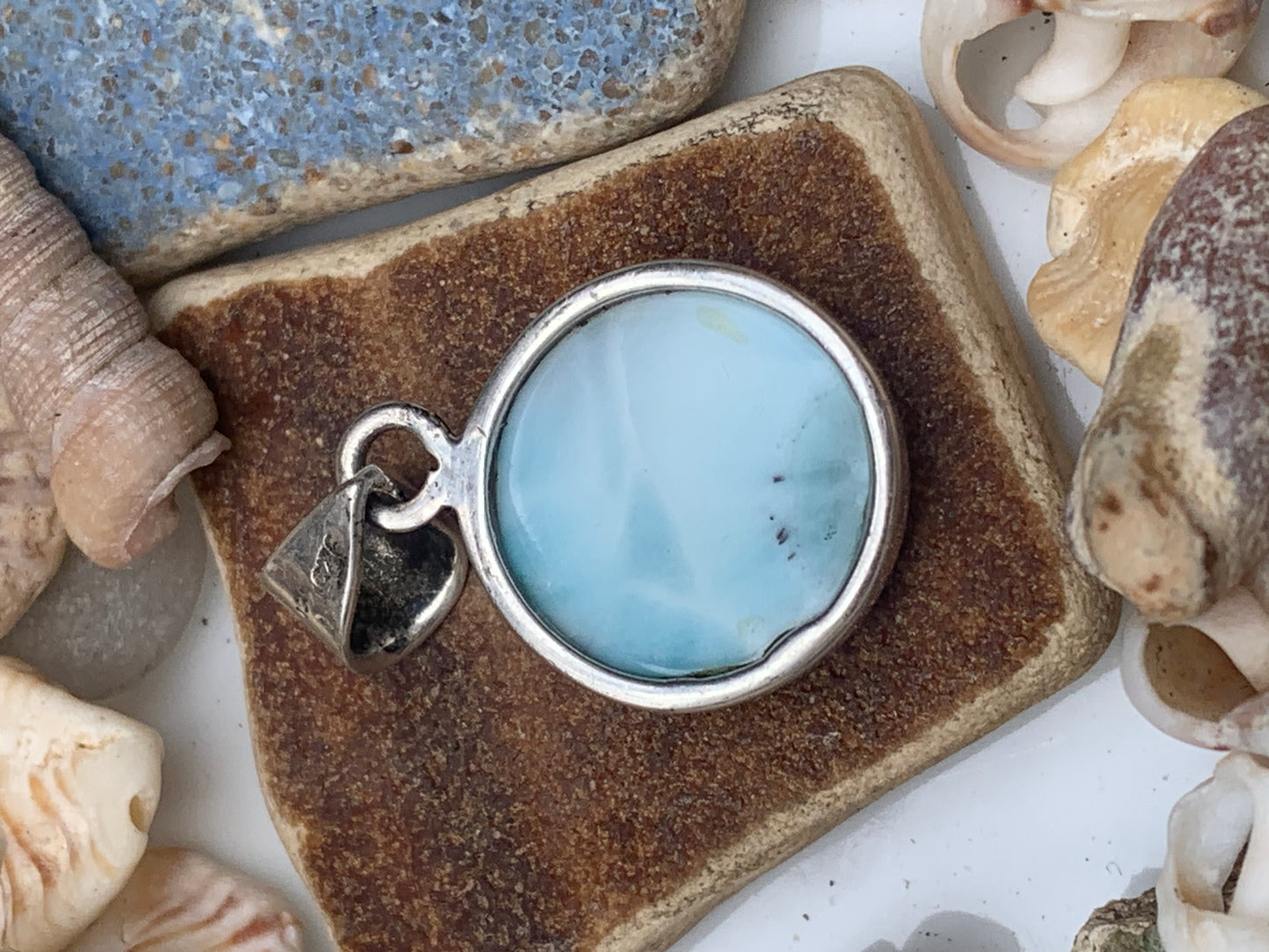 Larimar, pendentif en Argent de 31mm de hauteur x 17 de largeur x 6 d'épaisseur. Vendu avec cordon réglable de couleur noire offert !