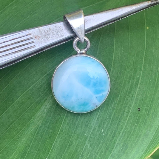 Larimar, pendentif en Argent de 31mm de hauteur x 17 de largeur x 6 d'épaisseur. Vendu avec cordon réglable de couleur noire offert !