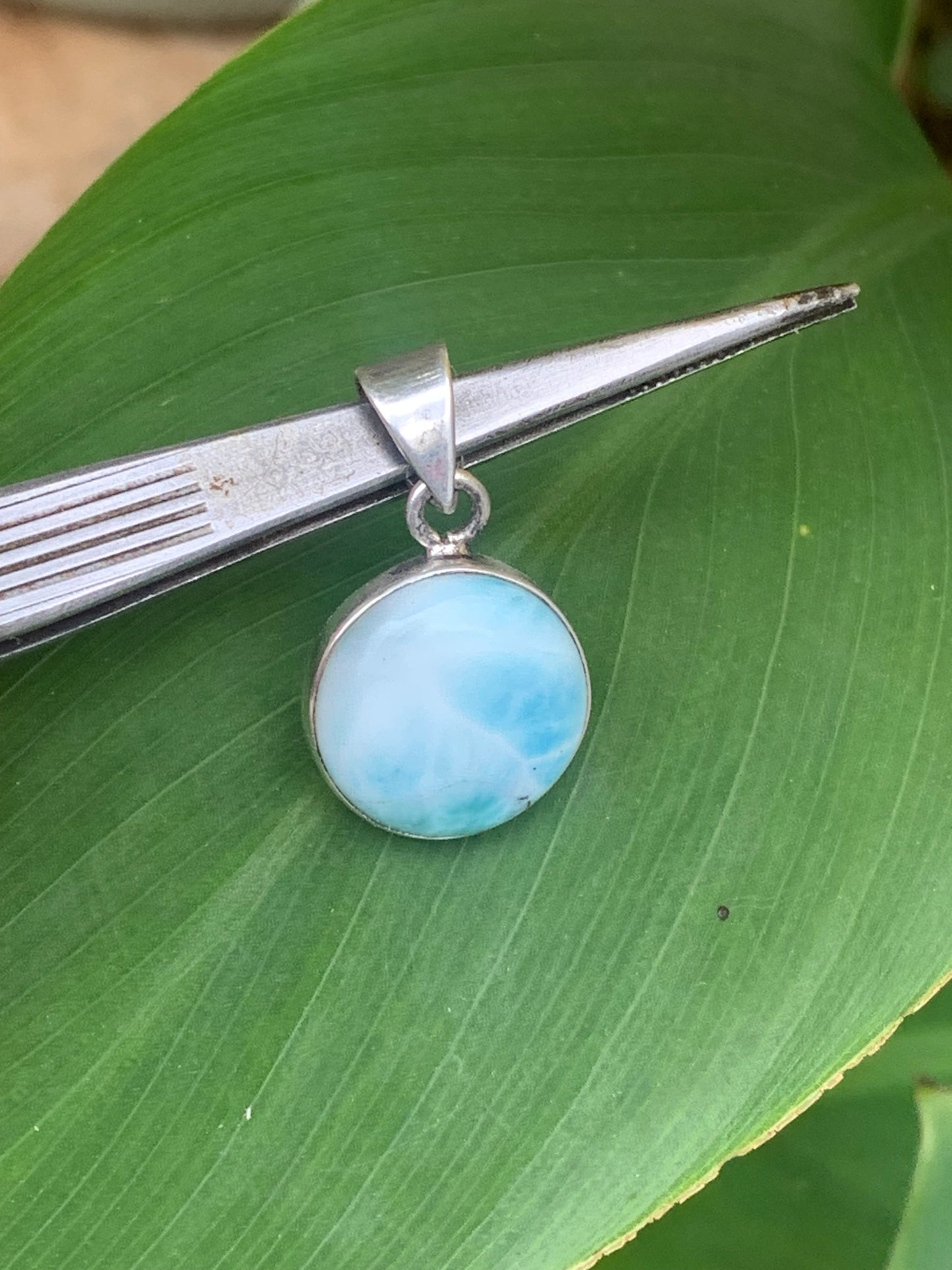 Larimar, pendentif en Argent de 31mm de hauteur x 17 de largeur x 6 d'épaisseur. Vendu avec cordon réglable de couleur noire offert !