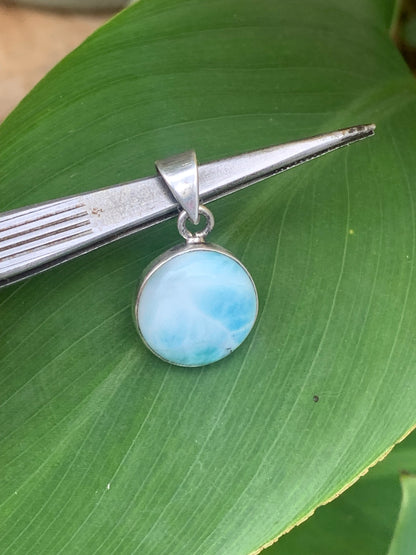 Larimar, pendentif en Argent de 31mm de hauteur x 17 de largeur x 6 d'épaisseur. Vendu avec cordon réglable de couleur noire offert !