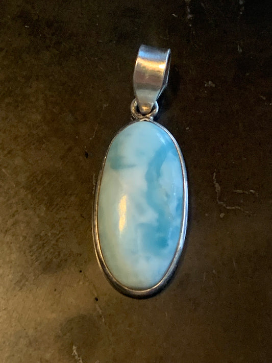 Larimar, pendentif en Argent de 35 mm de hauteur x 14 de largeur x 6 d'épaisseur. Vendu avec cordon réglable de couleur noire offert !