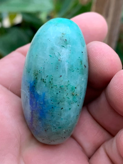 Planchéite, galet de 51x41x26mm - 82,8 grammes. Parfait en collection, bijouterie, exposition...