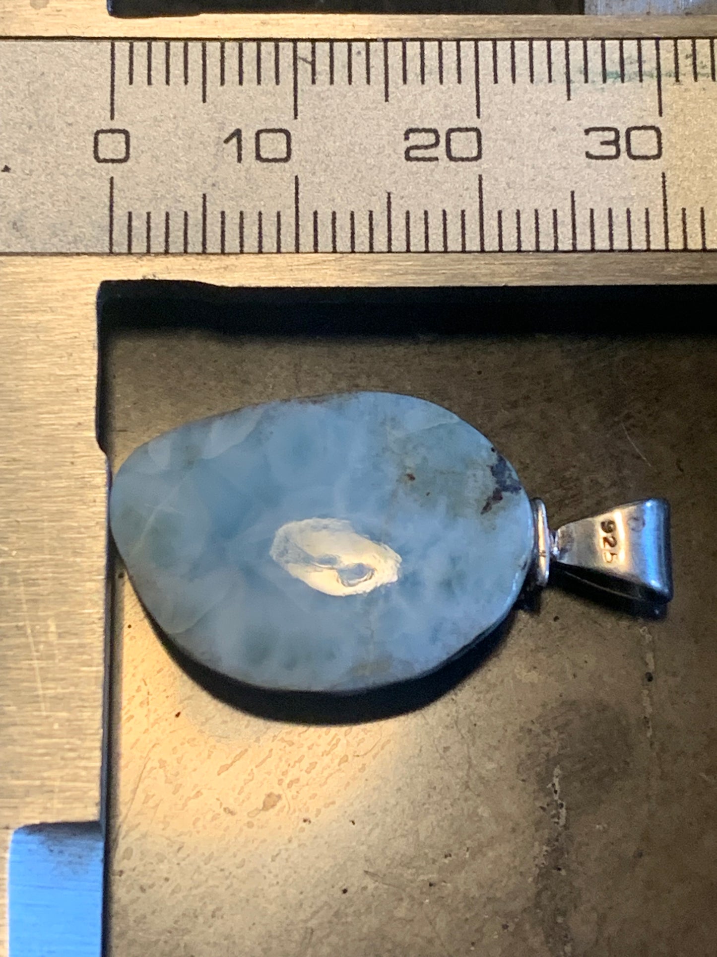 Larimar, pendentif en Argent de 30 mm de hauteur x 16 de largeur x 7 d'épaisseur. Vendu avec cordon réglable de couleur noire offert !