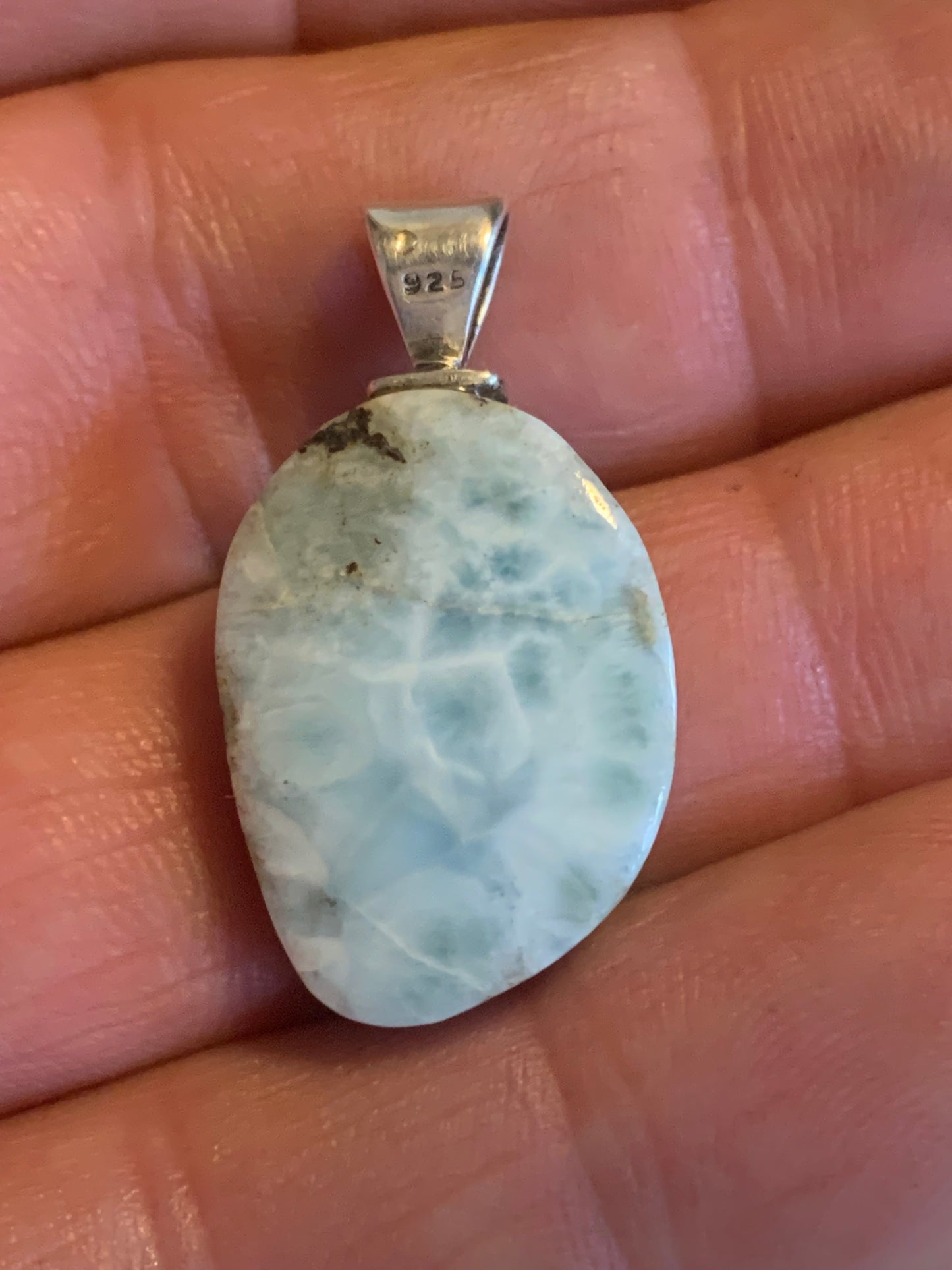Larimar, pendentif en Argent de 30 mm de hauteur x 16 de largeur x 7 d'épaisseur. Vendu avec cordon réglable de couleur noire offert !