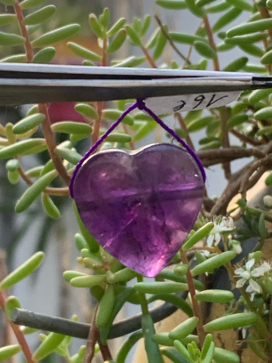 Améthyste, pendentif (percement latéral), de 21mm de hauteur x 21 de largeur x 8 d'épaisseur. Vendu avec cordon réglable de couleur noire offert !