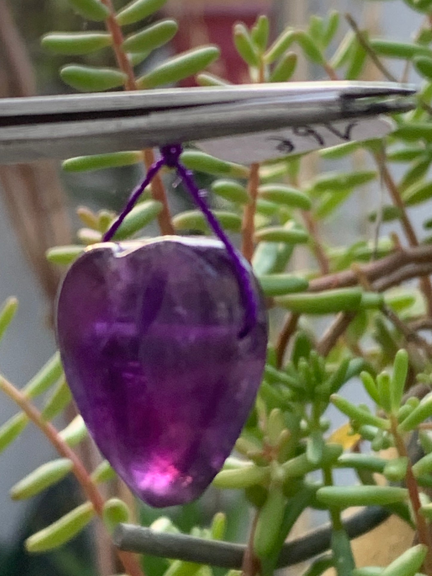 Améthyste, pendentif (percement latéral), de 21mm de hauteur x 21 de largeur x 8 d'épaisseur. Vendu avec cordon réglable de couleur noire offert !