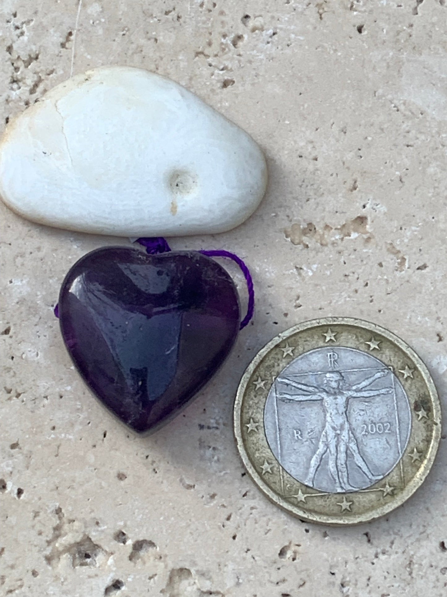 Améthyste, pendentif (percement latéral), de 21mm de hauteur x 21 de largeur x 8 d'épaisseur. Vendu avec cordon réglable de couleur noire offert !