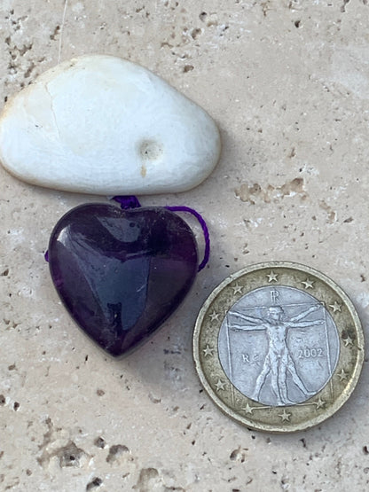 Améthyste, pendentif (percement latéral), de 21mm de hauteur x 21 de largeur x 8 d'épaisseur. Vendu avec cordon réglable de couleur noire offert !