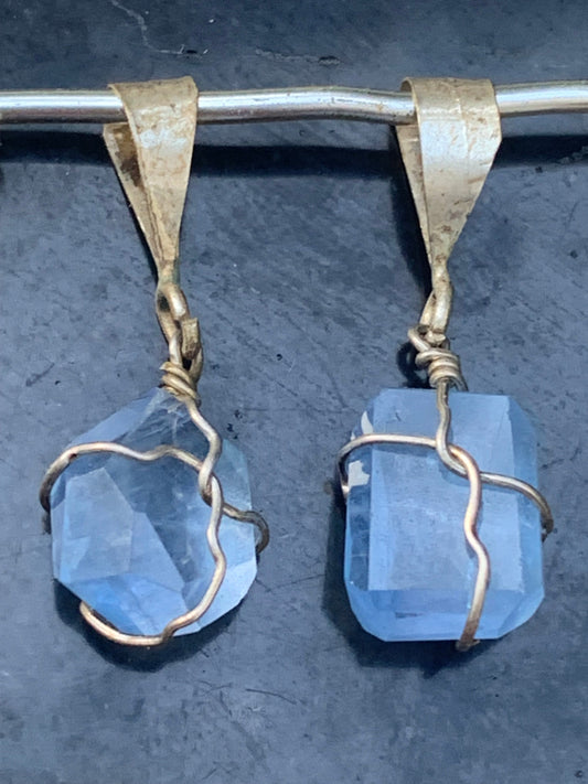 Topaze bleue, 2 pendentifs au choix en Argent, de 26mm de hauteur x 9 de largeur x 9 d'épaisseur. Vendu avec cordon réglable de couleur noire offert !