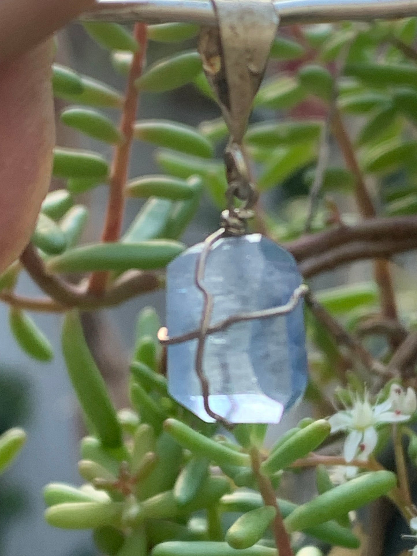 Topaze bleue, 2 pendentifs au choix en Argent, de 26mm de hauteur x 9 de largeur x 9 d'épaisseur. Vendu avec cordon réglable de couleur noire offert !