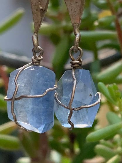 Topaze bleue, 2 pendentifs au choix en Argent, de 26mm de hauteur x 9 de largeur x 9 d'épaisseur. Vendu avec cordon réglable de couleur noire offert !