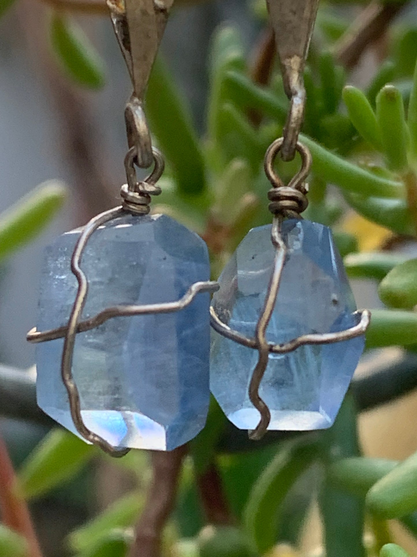 Topaze bleue, 2 pendentifs au choix en Argent, de 26mm de hauteur x 9 de largeur x 9 d'épaisseur. Vendu avec cordon réglable de couleur noire offert !