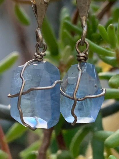 Topaze bleue, 2 pendentifs au choix en Argent, de 26mm de hauteur x 9 de largeur x 9 d'épaisseur. Vendu avec cordon réglable de couleur noire offert !