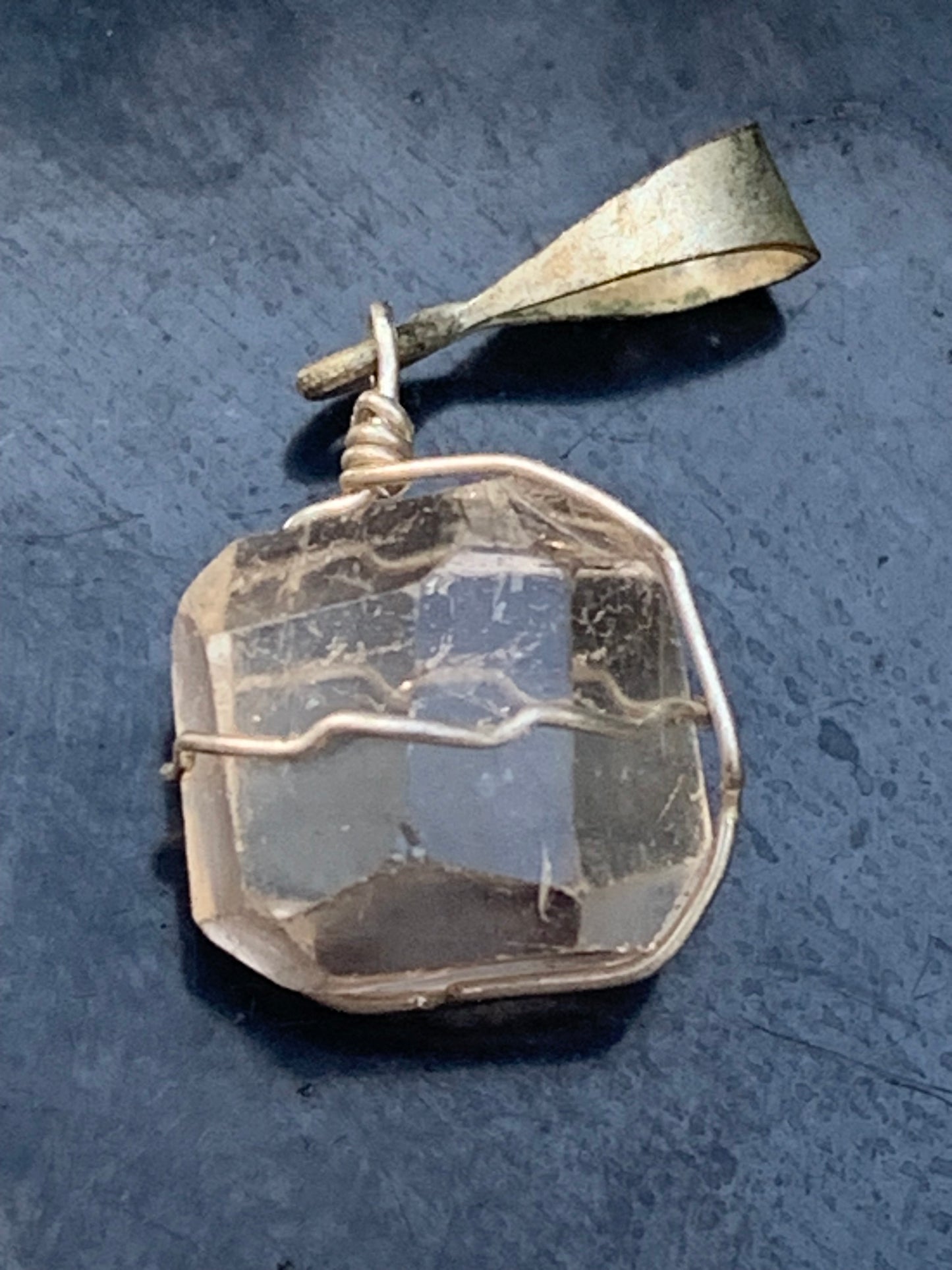 Topaze ambrée, pendentif en Argent, de 30mm de hauteur x 12 de largeur x 10 d'épaisseur. Vendu avec cordon réglable de couleur noire offert !