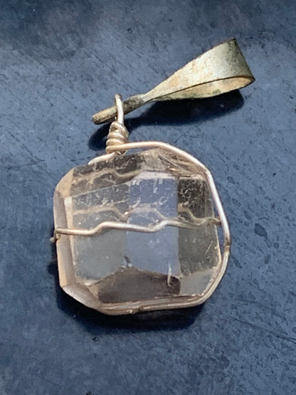 Topaze ambrée, pendentif en Argent, de 30mm de hauteur x 12 de largeur x 10 d'épaisseur. Vendu avec cordon réglable de couleur noire offert !