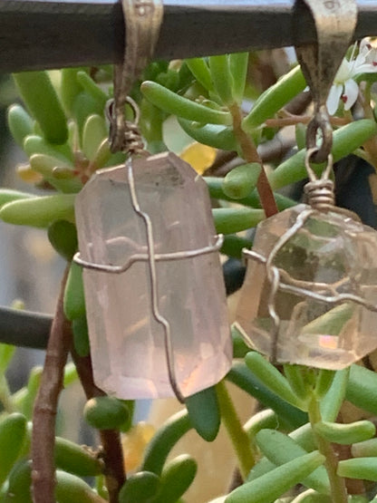 Topaze ambrée, pendentif en Argent, de 37mm de hauteur x 11 de largeur x 11 d'épaisseur. Vendu avec cordon réglable de couleur noire offert !