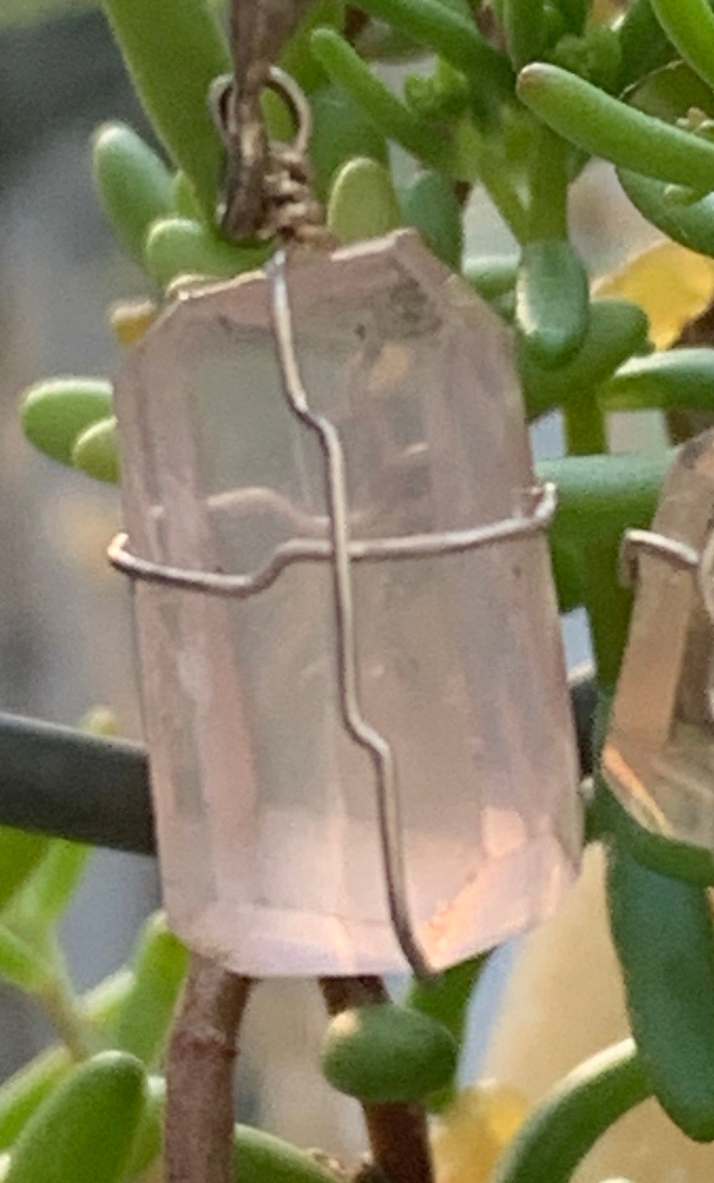 Topaze ambrée, pendentif en Argent, de 37mm de hauteur x 11 de largeur x 11 d'épaisseur. Vendu avec cordon réglable de couleur noire offert !