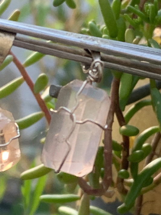 Topaze ambrée, pendentif en Argent, de 37mm de hauteur x 11 de largeur x 11 d'épaisseur. Vendu avec cordon réglable de couleur noire offert !