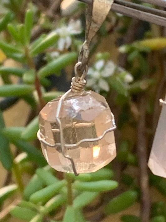 Topaze ambrée, pendentif en Argent, de 30mm de hauteur x 12 de largeur x 10 d'épaisseur. Vendu avec cordon réglable de couleur noire offert !