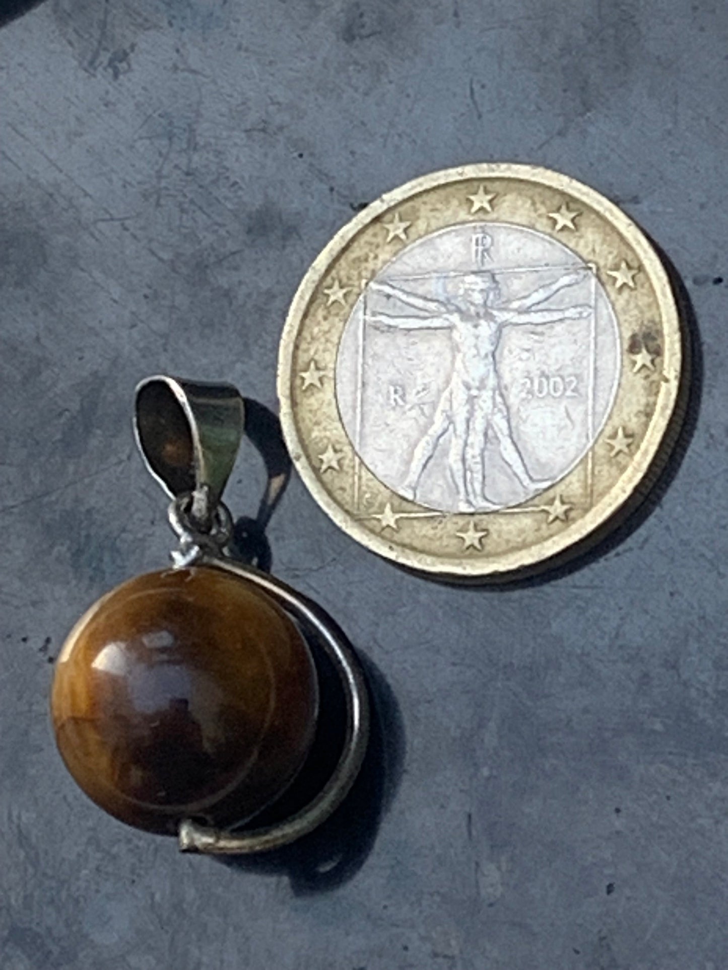 Oeil de tigre, pendentif 'Globe' en Argent, de 28mm de hauteur x 17 de largeur x 14 d'épaisseur. Vendu avec cordon réglable de couleur noire offert !