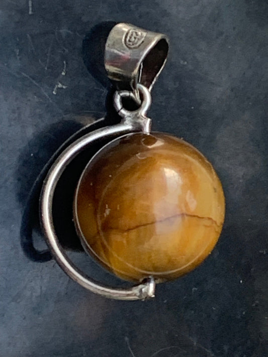 Oeil de tigre, pendentif 'Globe' en Argent, de 28mm de hauteur x 17 de largeur x 14 d'épaisseur. Vendu avec cordon réglable de couleur noire offert !