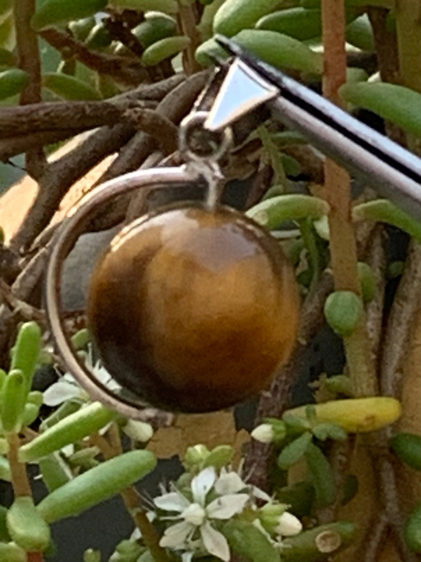 Oeil de tigre, pendentif 'Globe' en Argent, de 28mm de hauteur x 17 de largeur x 14 d'épaisseur. Vendu avec cordon réglable de couleur noire offert !