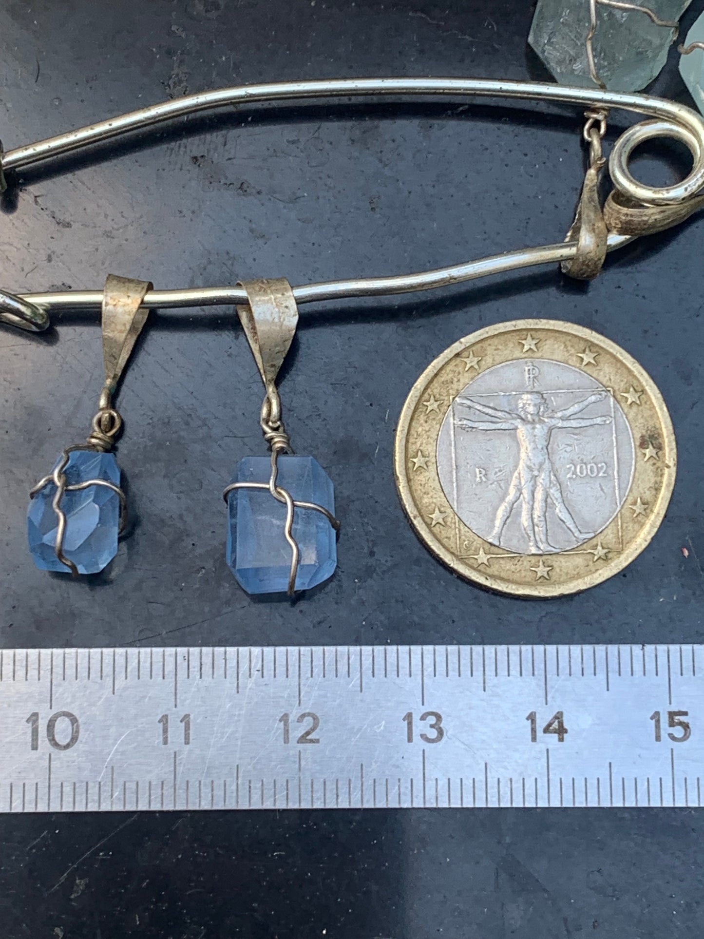 Topaze bleue, 2 pendentifs au choix en Argent, de 26mm de hauteur x 9 de largeur x 9 d'épaisseur. Vendu avec cordon réglable de couleur noire offert !