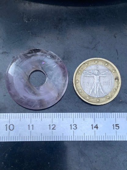 Améthyste, pendentif 'donuts' de 30mm de hauteur x 30 de largeur x 6 d'épaisseur. Vendu avec cordon réglable de couleur noire offert !