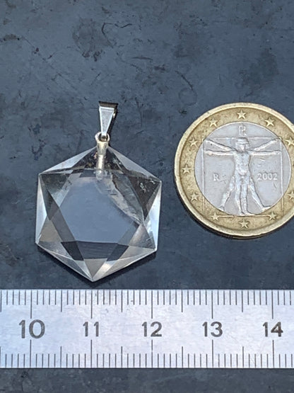 Cristal de roche/ quartz, pendentif 'Sceau de Salomon', de qualité AAA, 30mm de hauteur x 20 de largeur x 8 d'épaisseur. Vendu avec cordon réglable de couleur noire ! Un bijou en cristal, pour ceux qui aiment marcher entre lumière et mystère !