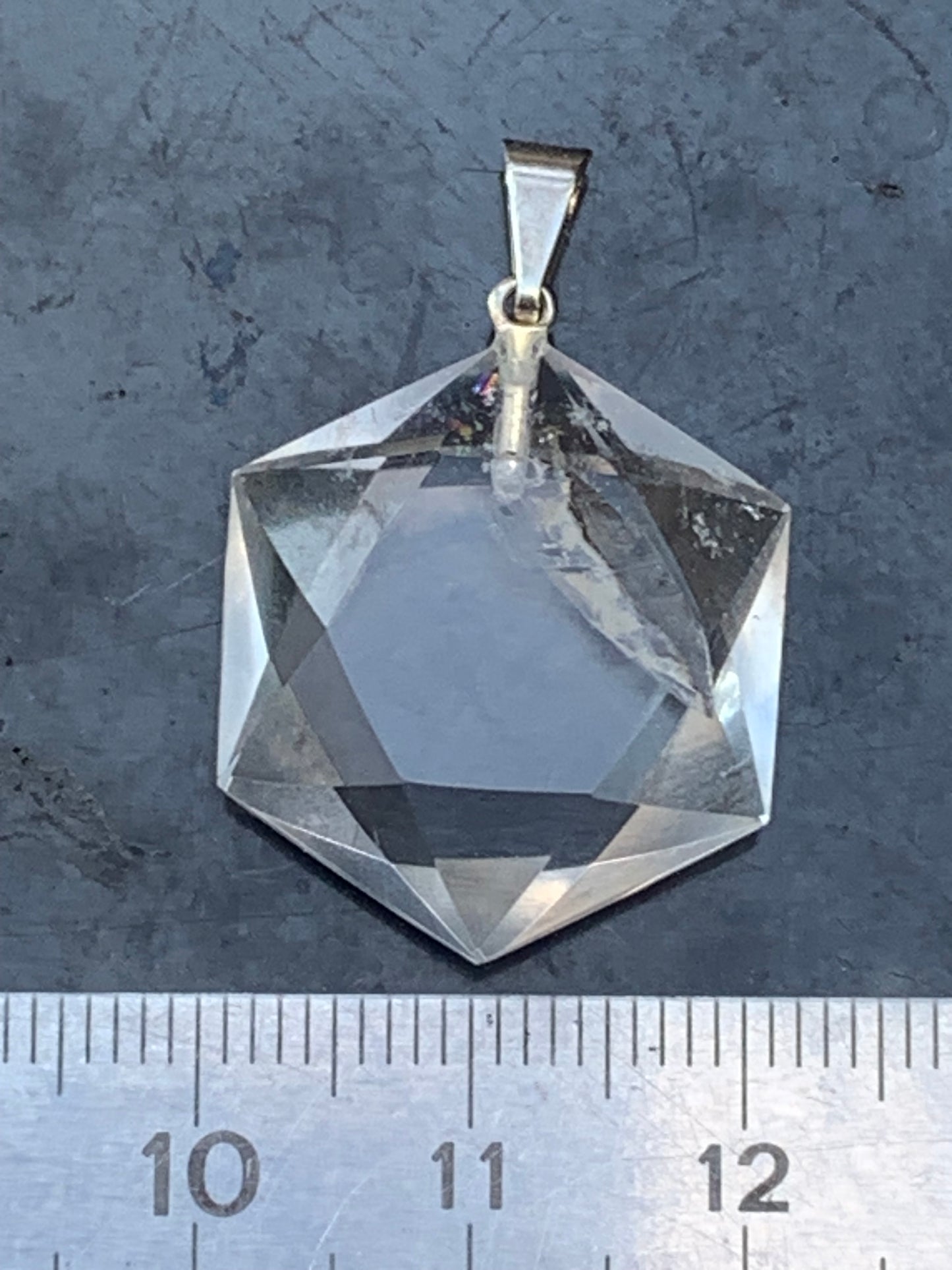 Cristal de roche/ quartz, pendentif 'Sceau de Salomon', de qualité AAA, 30mm de hauteur x 20 de largeur x 8 d'épaisseur. Vendu avec cordon réglable de couleur noire ! Un bijou en cristal, pour ceux qui aiment marcher entre lumière et mystère !
