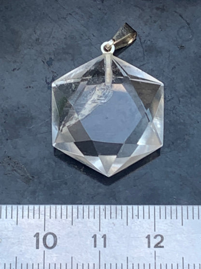 Cristal de roche/ quartz, pendentif 'Sceau de Salomon', de qualité AAA, 30mm de hauteur x 20 de largeur x 8 d'épaisseur. Vendu avec cordon réglable de couleur noire ! Un bijou en cristal, pour ceux qui aiment marcher entre lumière et mystère !