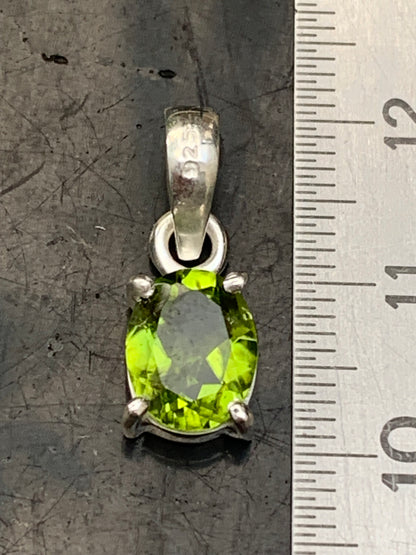 Pendentif ovale en argent avec péridot – Bijou fin et lumineux, dimensions 18 x 8 x 5 mm !