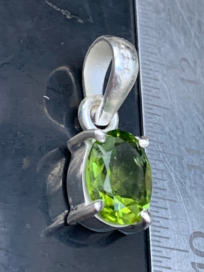 Pendentif ovale en argent avec péridot – Bijou fin et lumineux, dimensions 18 x 8 x 5 mm !