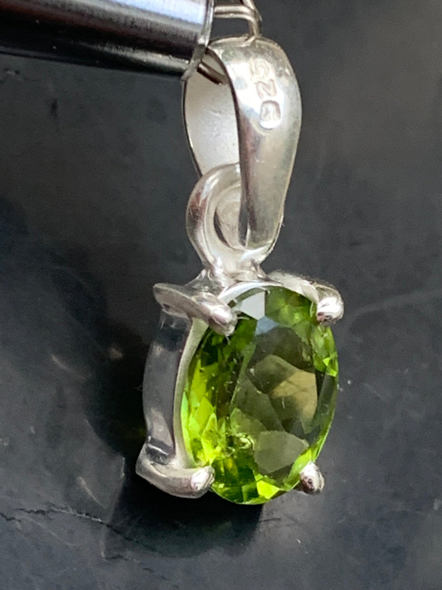 Pendentif ovale en argent avec péridot – Bijou fin et lumineux, dimensions 18 x 8 x 5 mm !