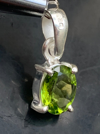 Pendentif ovale en argent avec péridot – Bijou fin et lumineux, dimensions 18 x 8 x 5 mm !