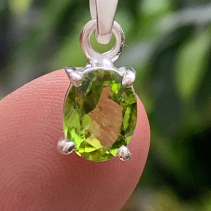 Pendentif ovale en argent avec péridot – Bijou fin et lumineux, dimensions 18 x 8 x 5 mm !