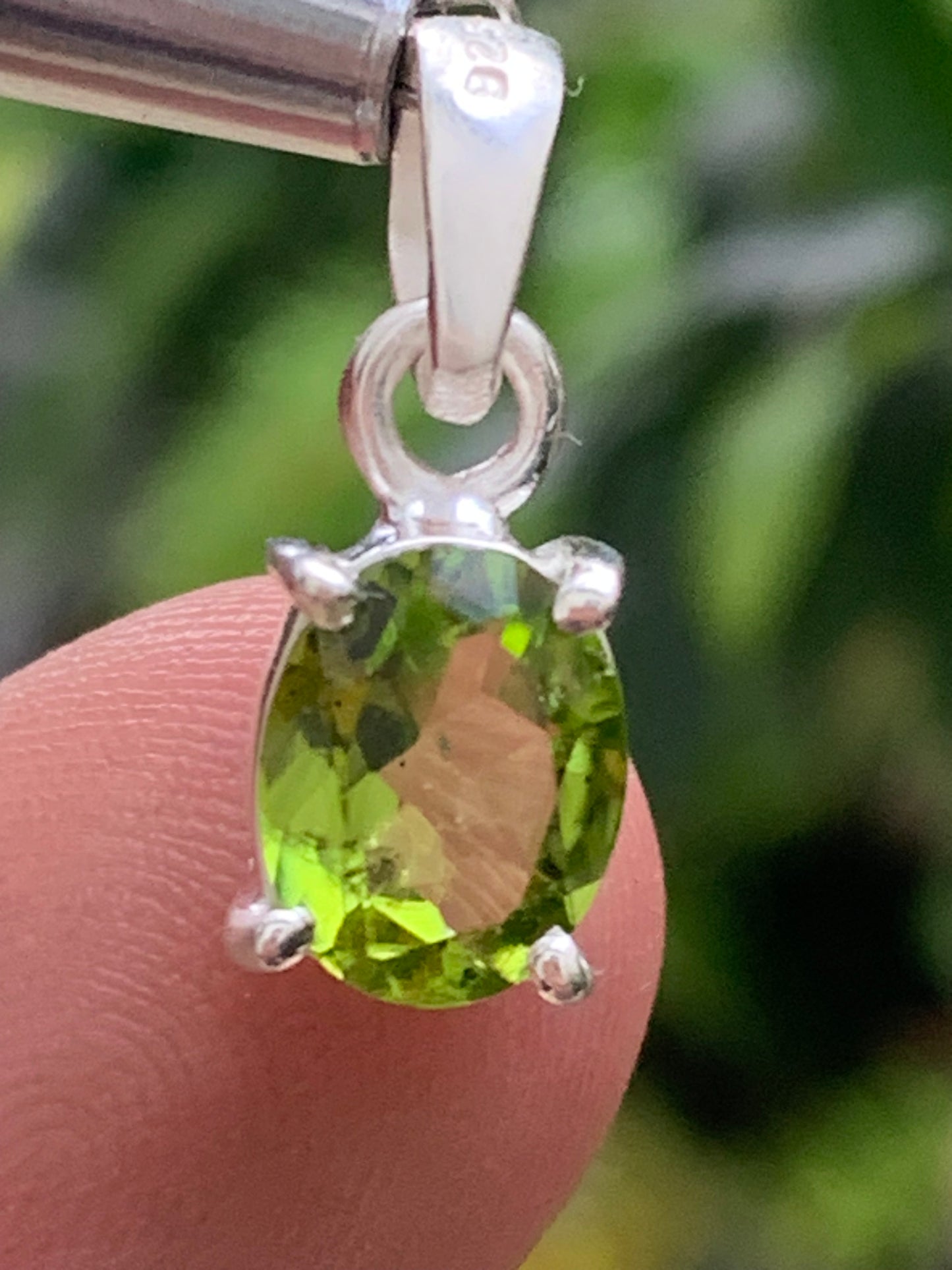 Pendentif ovale en argent avec péridot – Bijou fin et lumineux, dimensions 18 x 8 x 5 mm !