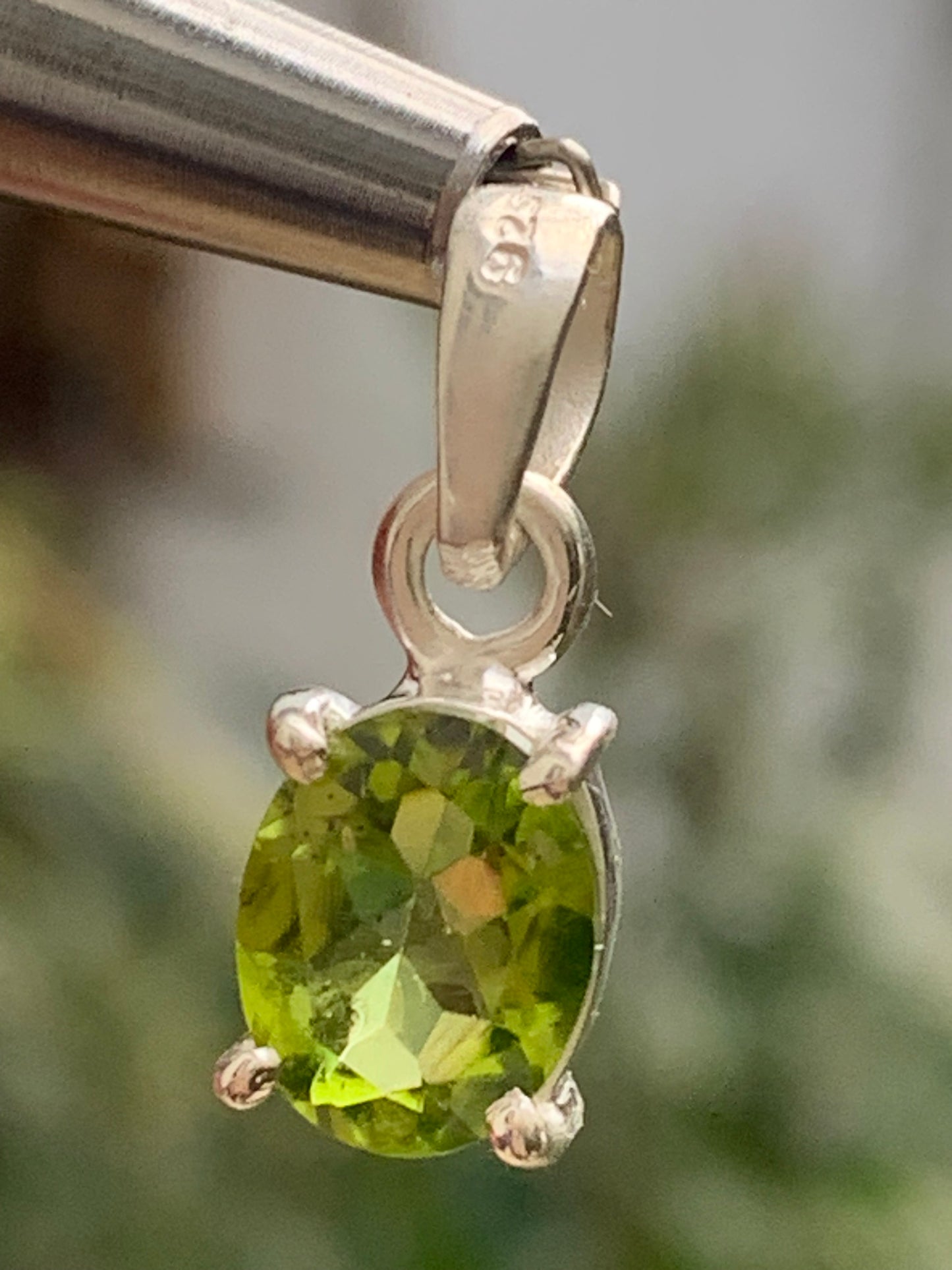 Pendentif ovale en argent avec péridot – Bijou fin et lumineux, dimensions 18 x 8 x 5 mm !
