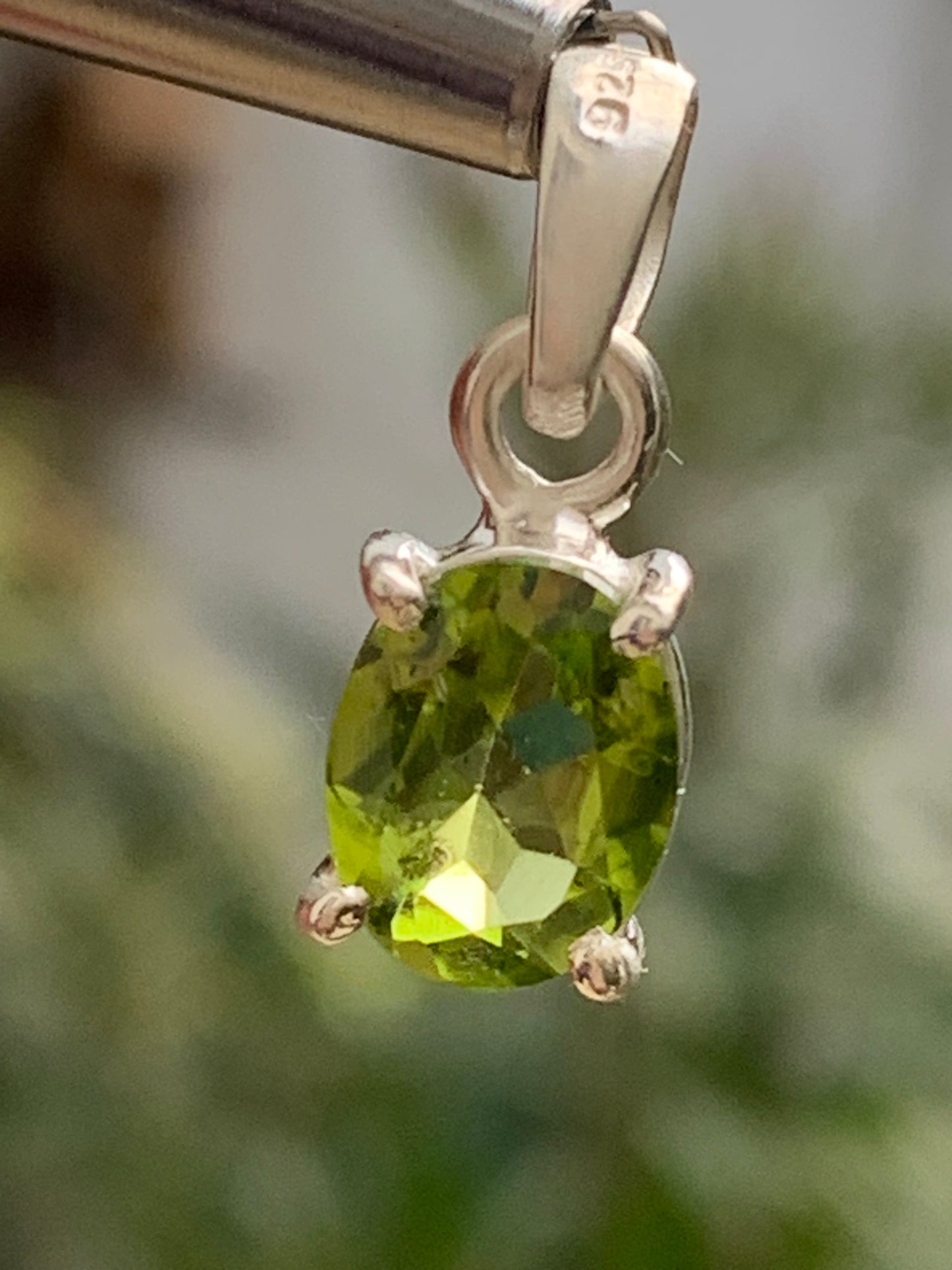 Pendentif ovale en argent avec péridot – Bijou fin et lumineux, dimensions 18 x 8 x 5 mm !