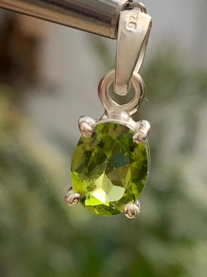Pendentif ovale en argent avec péridot – Bijou fin et lumineux, dimensions 18 x 8 x 5 mm !