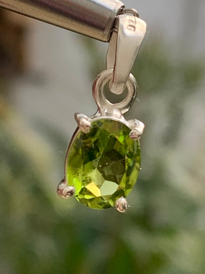 Pendentif ovale en argent avec péridot – Bijou fin et lumineux, dimensions 18 x 8 x 5 mm !