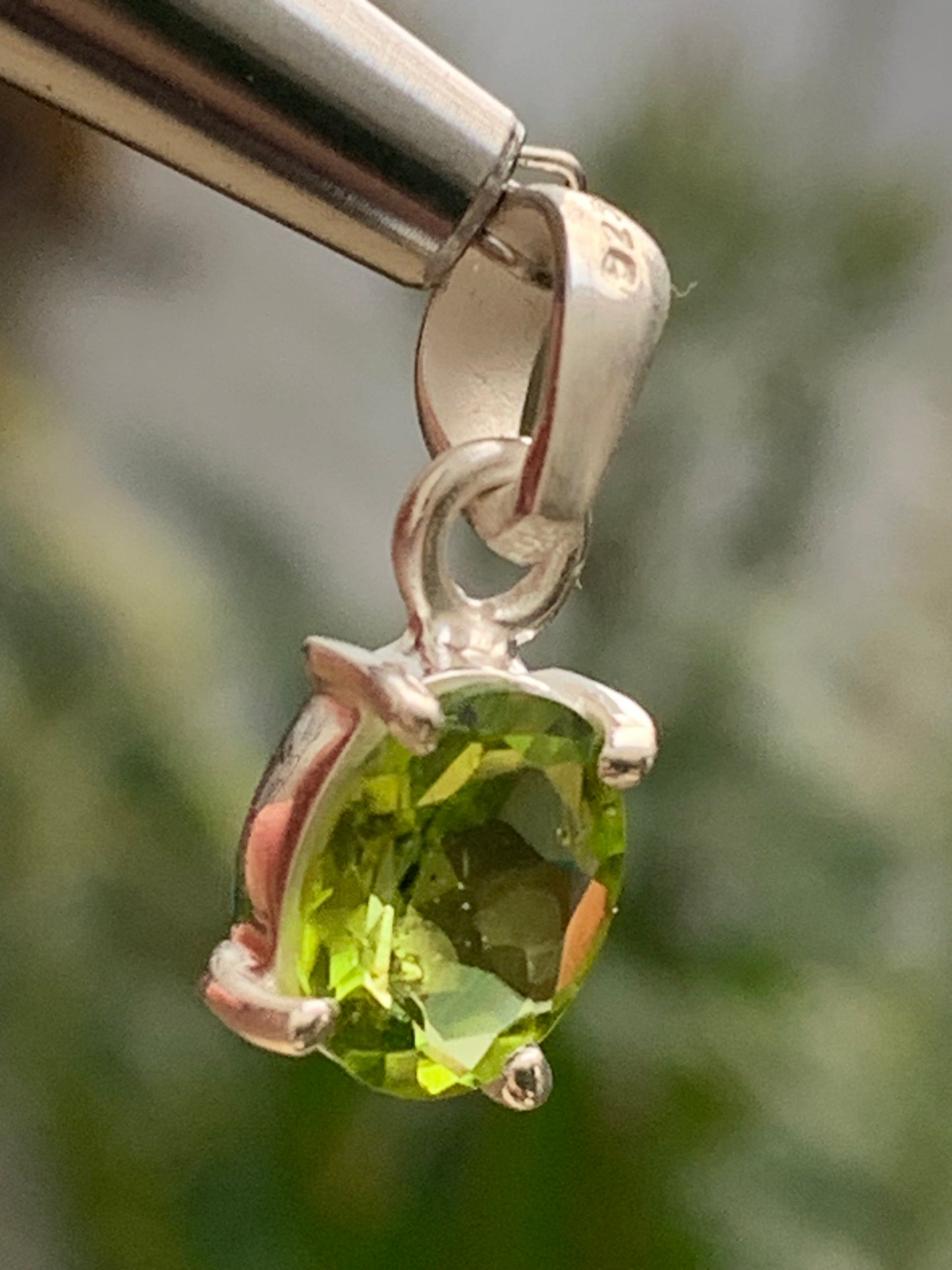 Pendentif ovale en argent avec péridot – Bijou fin et lumineux, dimensions 18 x 8 x 5 mm !