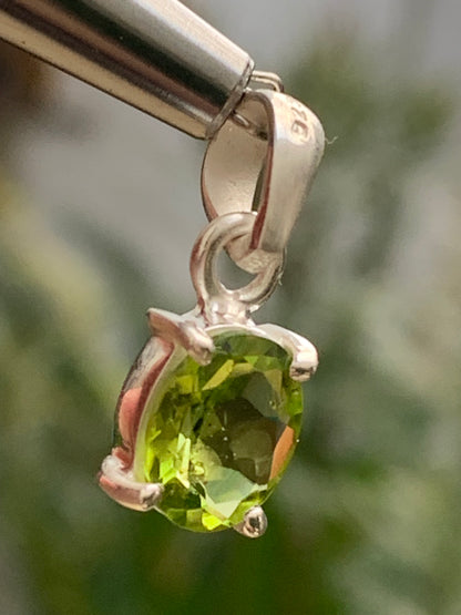 Pendentif ovale en argent avec péridot – Bijou fin et lumineux, dimensions 18 x 8 x 5 mm !