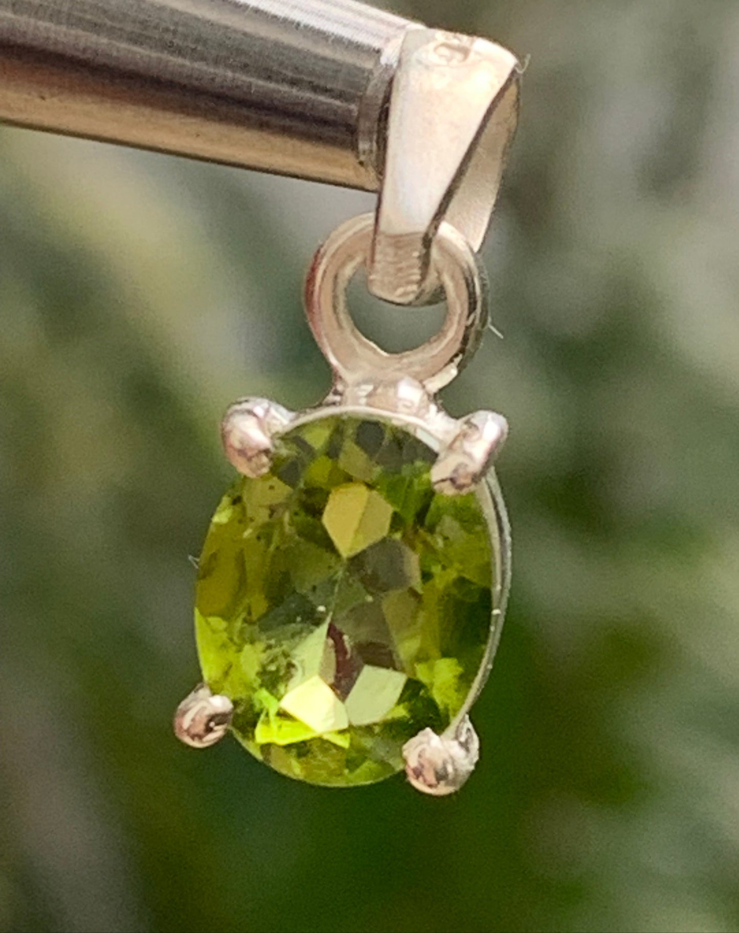 Pendentif ovale en argent avec péridot – Bijou fin et lumineux, dimensions 18 x 8 x 5 mm !