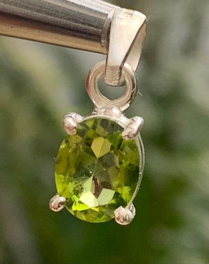 Pendentif ovale en argent avec péridot – Bijou fin et lumineux, dimensions 18 x 8 x 5 mm !