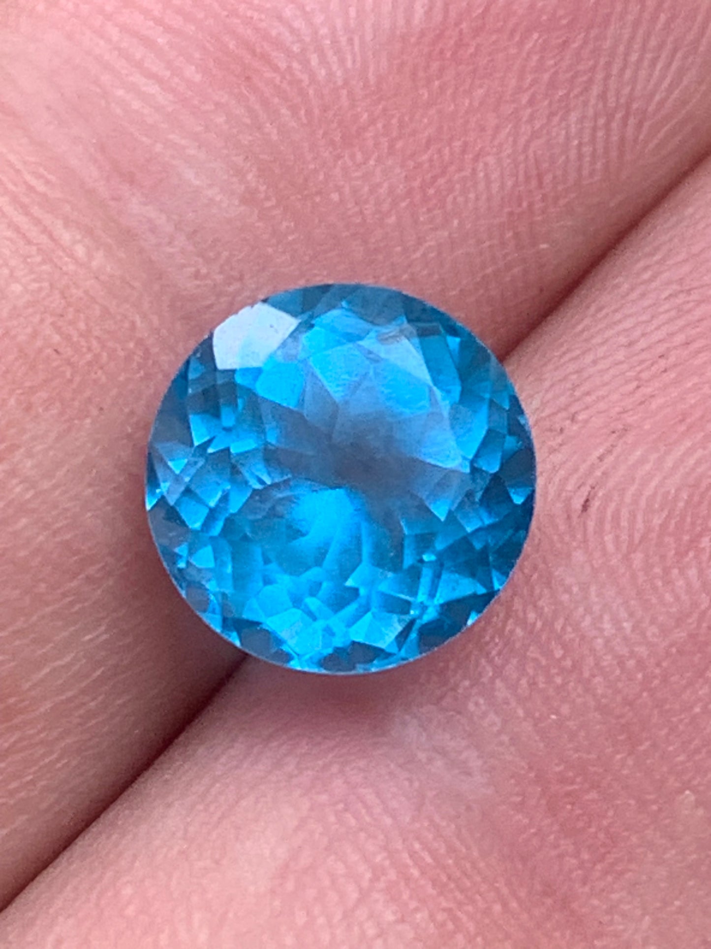 Topaze bleue naturelle de 5,23 carats. Taille de 10 mm de diamètre x 7,50. Parfait en collection, bijouterie, exposition...