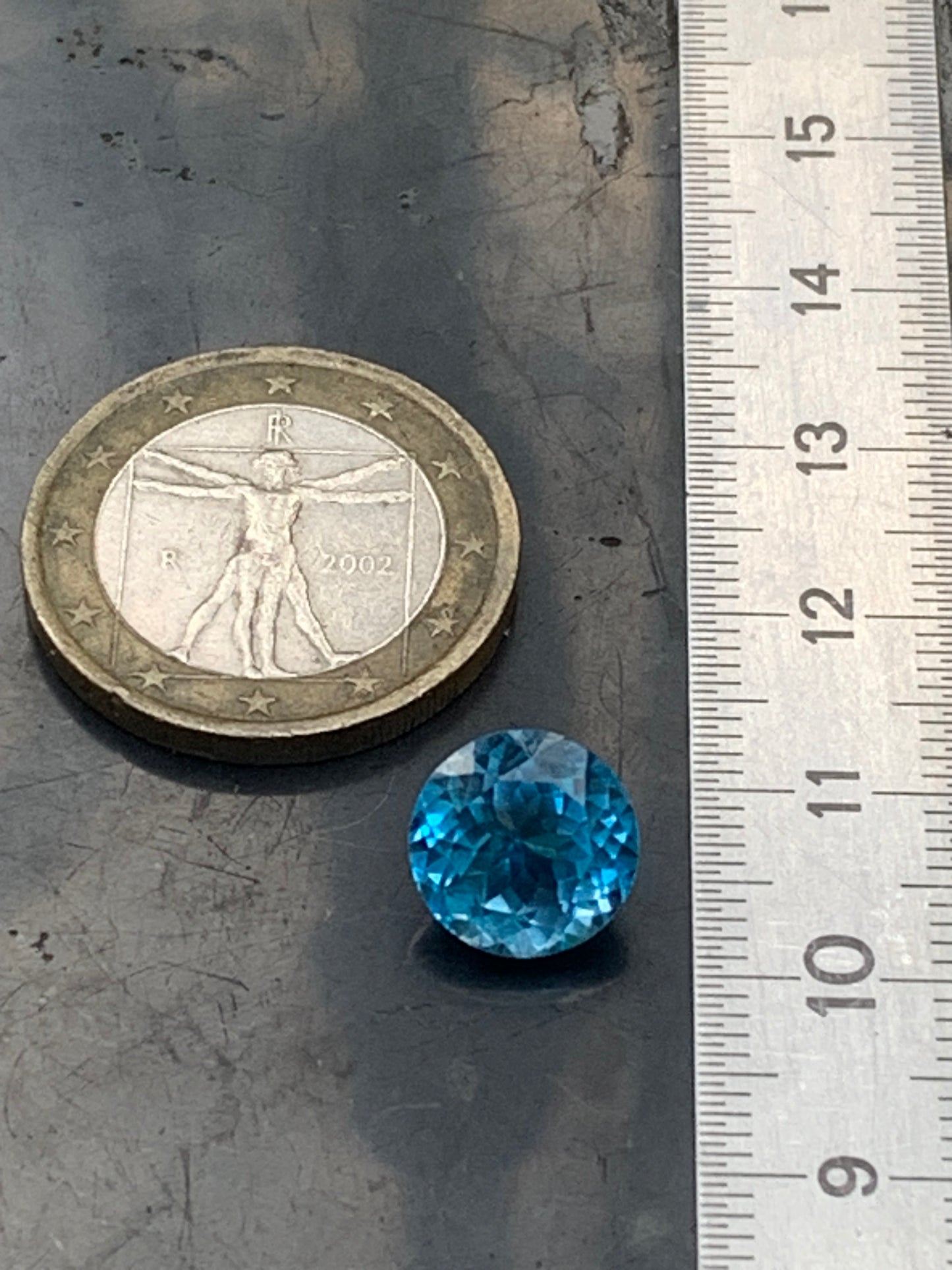 Topaze bleue naturelle de 5,23 carats. Taille de 10 mm de diamètre x 7,50. Parfait en collection, bijouterie, exposition...