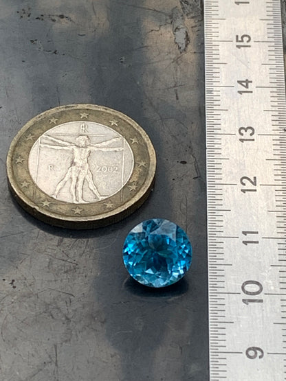 Topaze bleue naturelle de 5,23 carats. Taille de 10 mm de diamètre x 7,50. Parfait en collection, bijouterie, exposition...